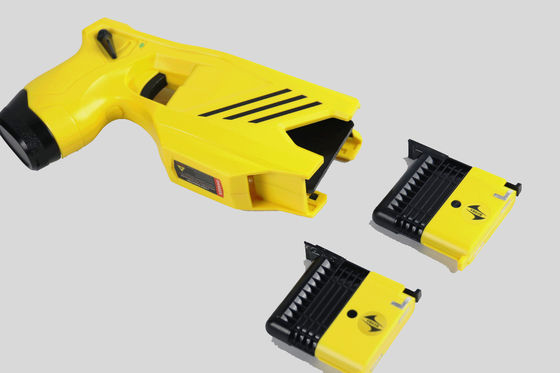 comprar Dual cartuchos IP57 arma de atordoamento à prova d'água com 55±5KV tensão de saída para equipamentos anti-motim Fabricação em linha
