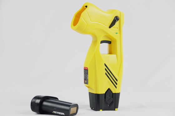 Pistola de atordoamento não letal de um tiro, amarelo, concebida para deter atividades violentas e ilegais.